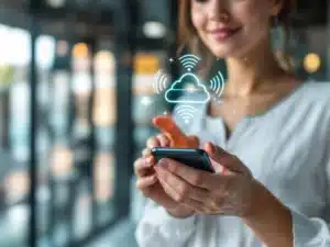 Zakenvrouw gebruikt smartphone met cloud telefonie-interface in modern kantoor met natuurlijk licht