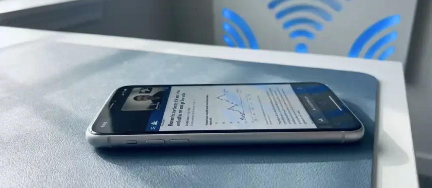 Smartphone op een modern bureau met actieve videogesprek en browsertabblad, zachte wifi-signaalwaves op de achtergrond.
